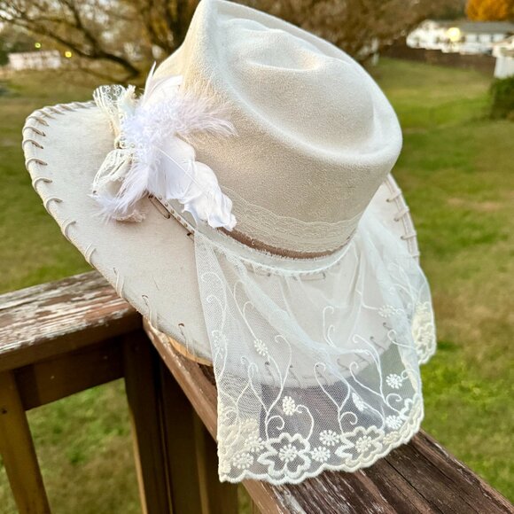 Bridal Cowboy Hat, Skull Burned Hat, White Wedding Hat, Gothic Wedding Bride Hat - Picture 3 of 6